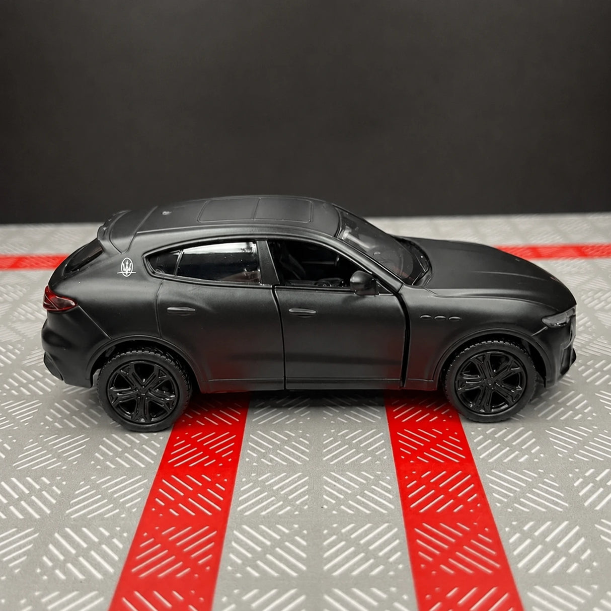 Maserati 2016 Levante Matte أسود 1:36 – نموذج عرض معدني مصبوب
