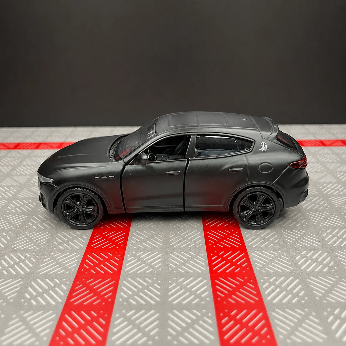 Maserati 2016 Levante Matte أسود 1:36 – نموذج عرض معدني مصبوب