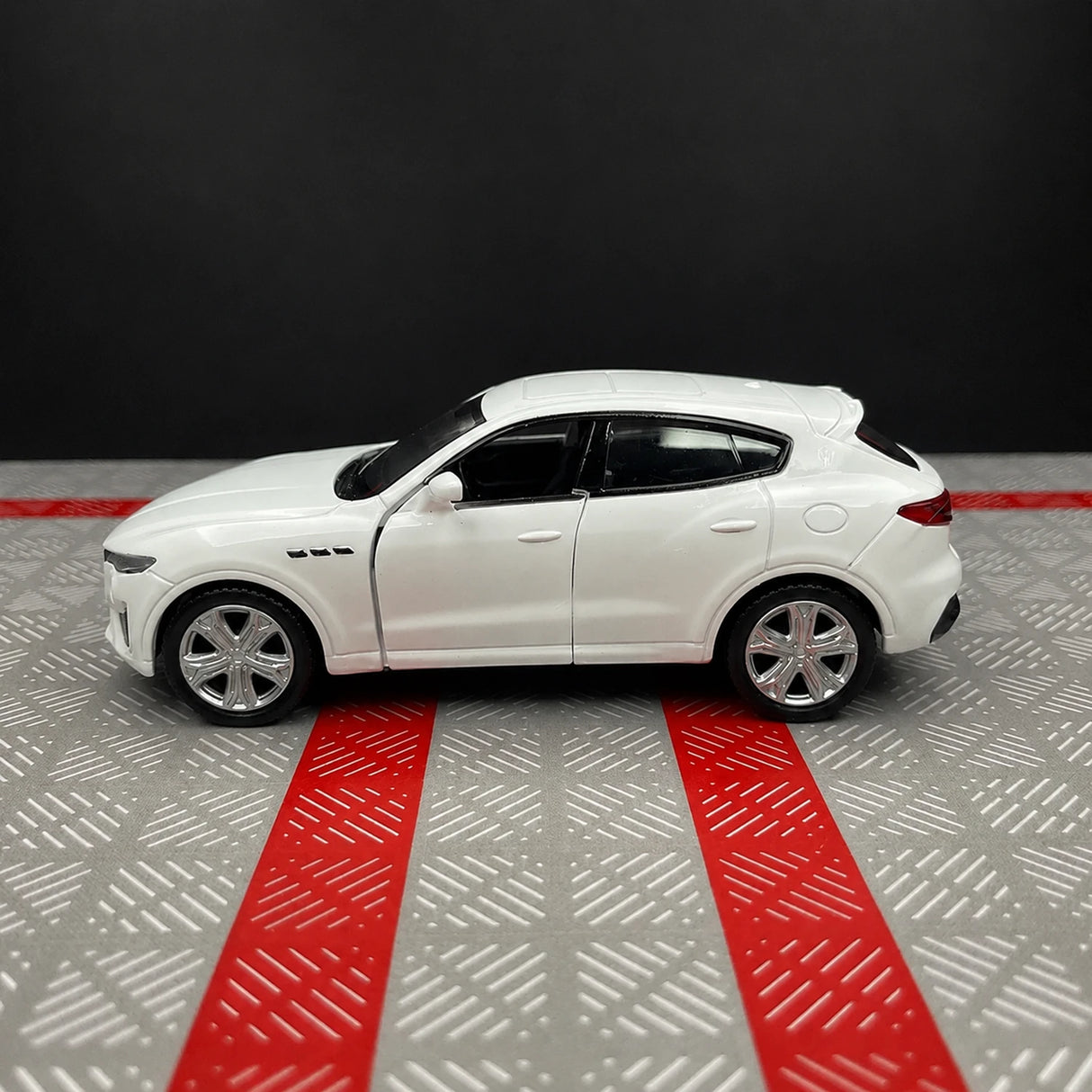 Maserati 2016 Levante 화이트 1:36 – 다이캐스트 디스플레이 모델 다이캐스트