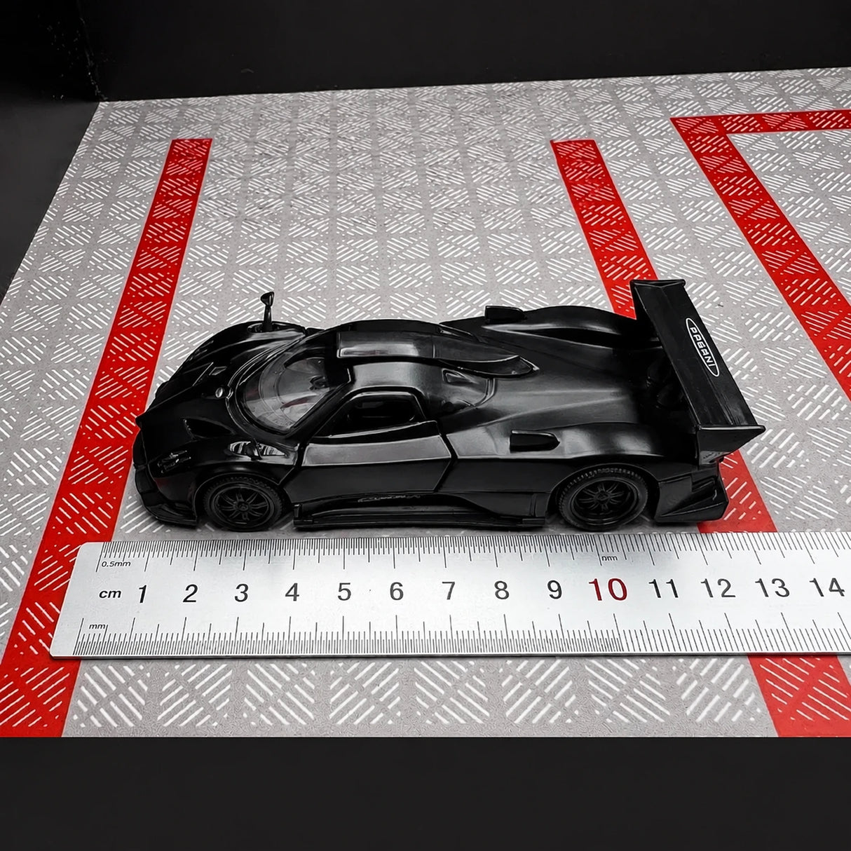Pagani 2009 Zonda R Black 1:36 – model wyświetlacza odlewanego