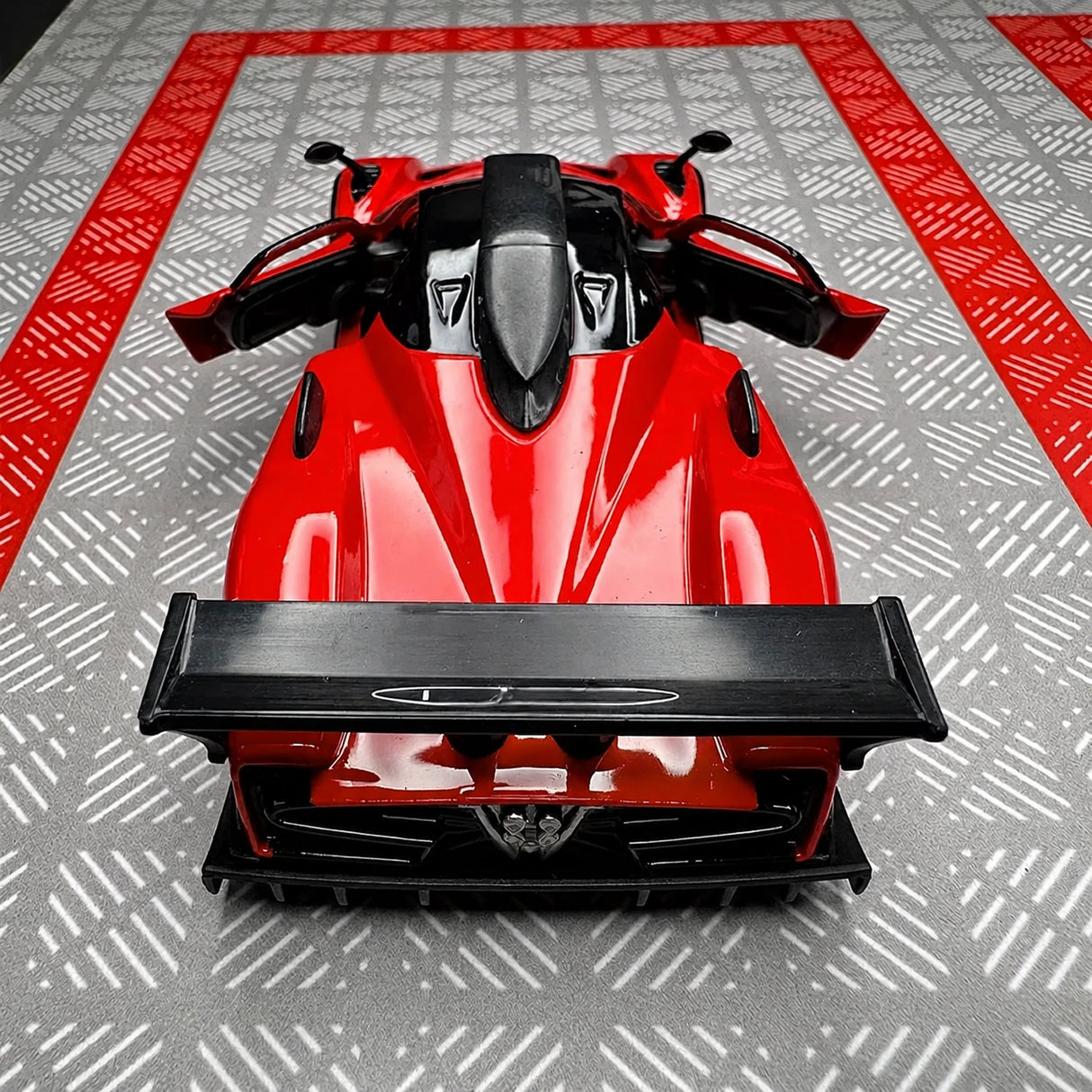 Pagani 2009 Zonda R Red 1:36 – valuvalettu näyttömalli