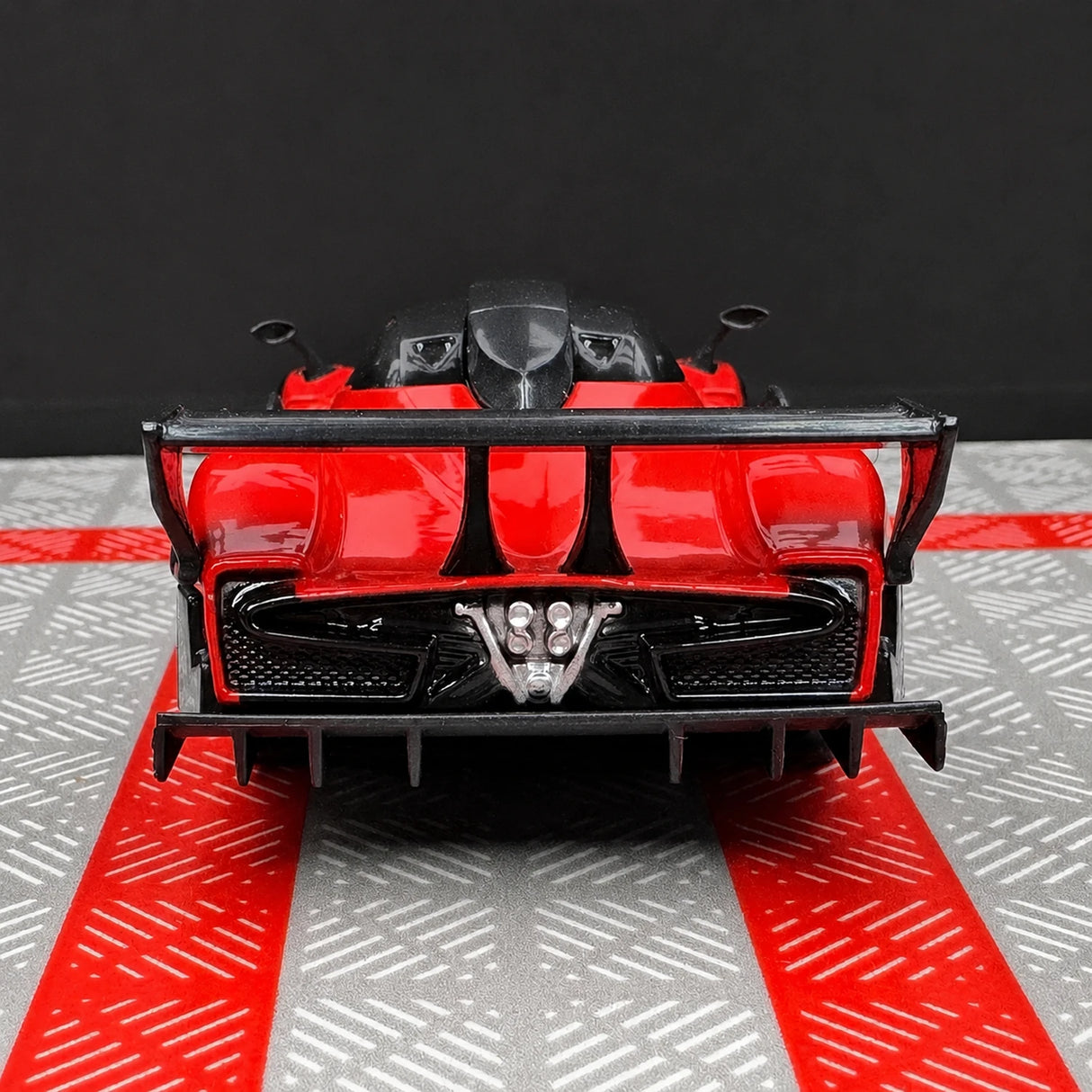 Pagani 2009 Zonda R Red 1:36 – valuvalettu näyttömalli