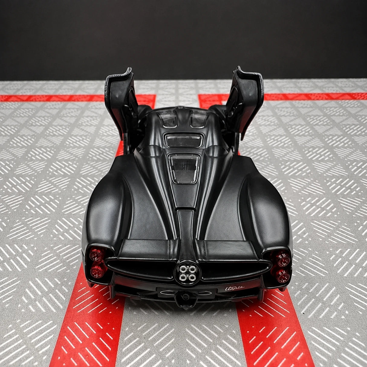 Pagani 2023 Utopia أسود 1:36 – نموذج عرض معدني مصبوب