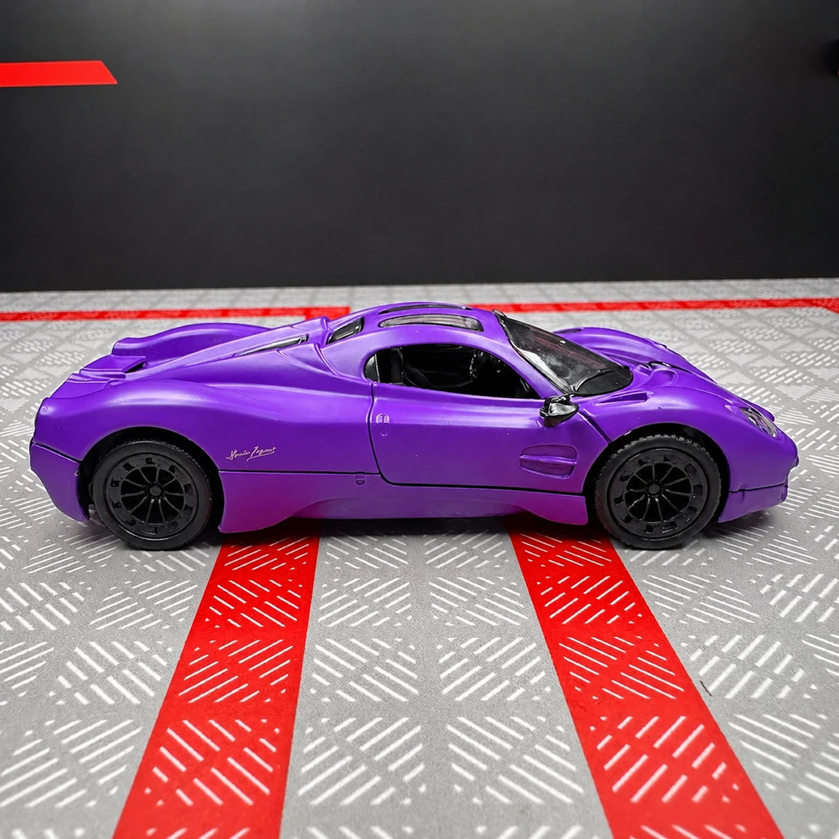 Pagani 2023 Utopia Purple 1:36 – Diecast Display Model Die-Cast