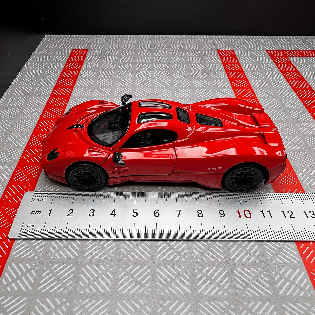 Pagani 2023 Utopia Red 1:36 – Diecast Display Model Die-Cast