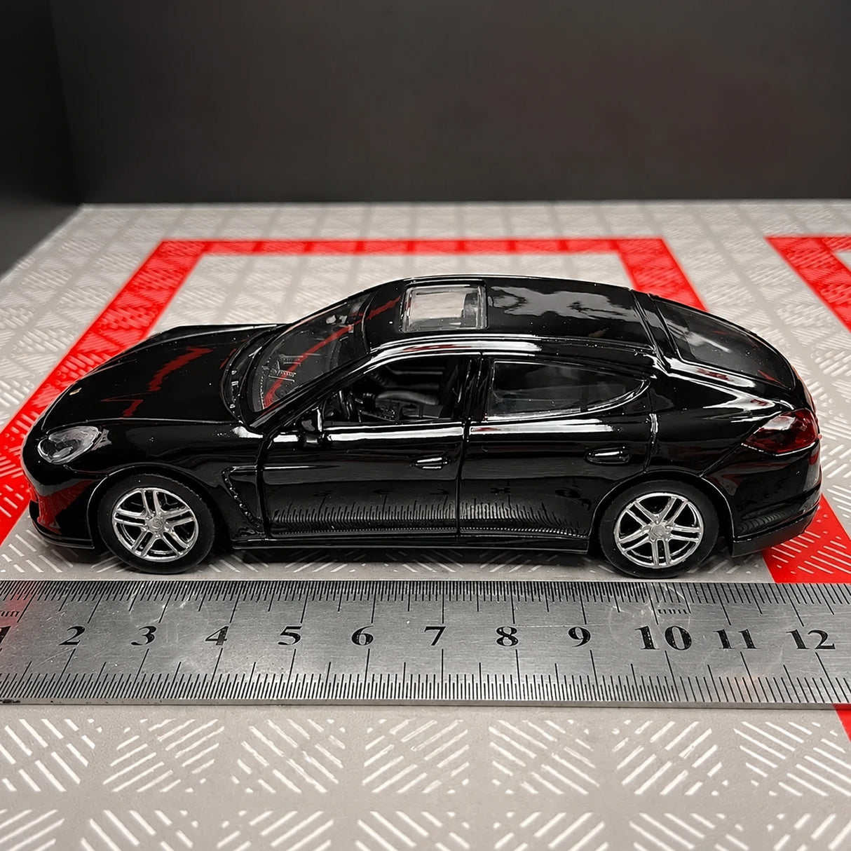 Porsche 2010 Panamera Black 1:36 – Diecast Display Model Die-Cast