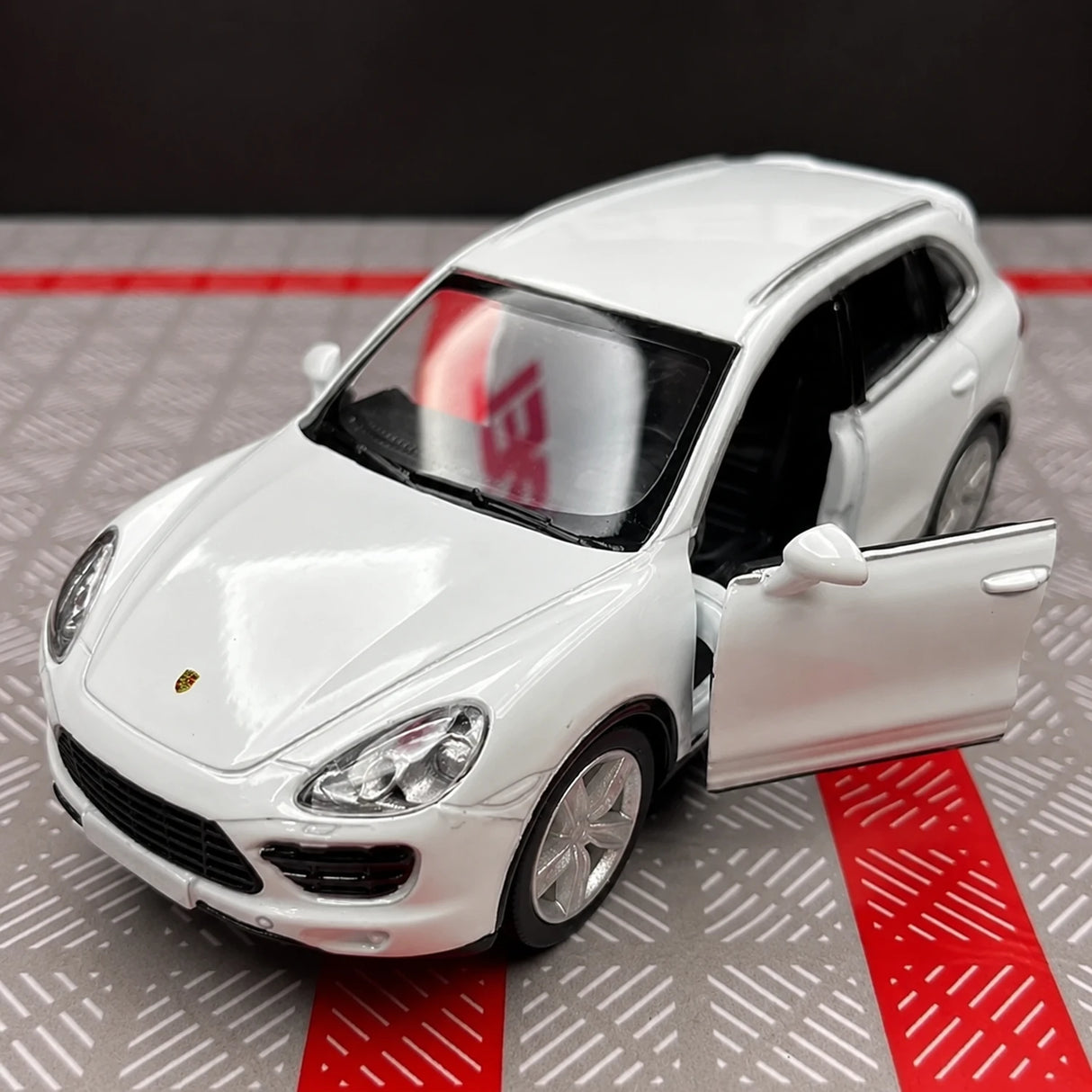 Porsche 2014 Cayenne White 1:36 – Diecast Display Model Die-Cast
