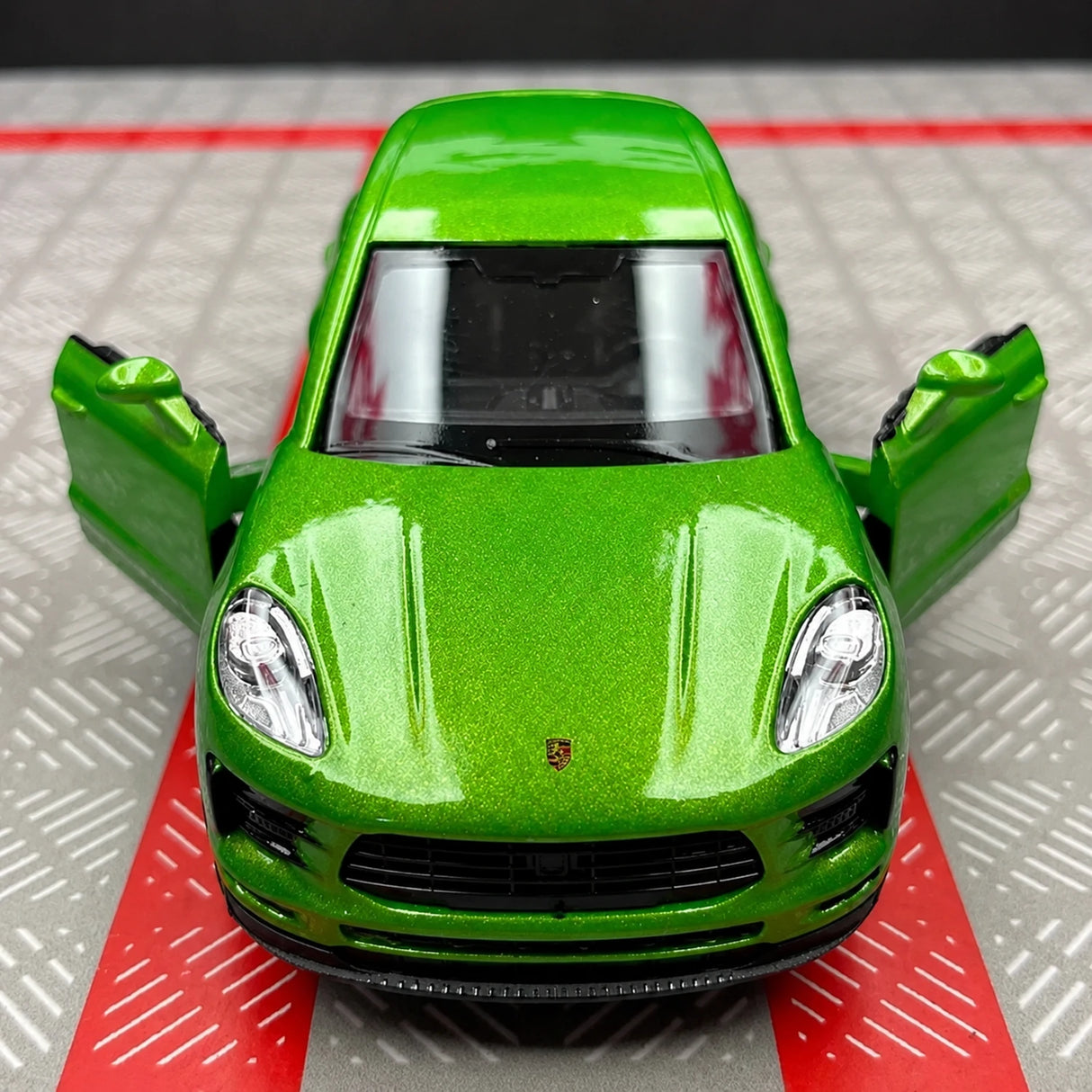Porsche 2019 Macan Green 1:36 – Diecast Display Model Die-Cast