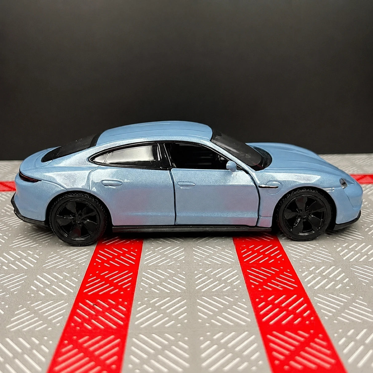 Porsche 2019 Taycan Cyan 1:36 – model wyświetlacza odlewany z odlewu