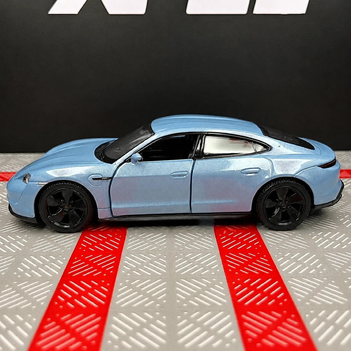 Porsche 2019 Taycan Cyan 1:36 – model wyświetlacza odlewany z odlewu
