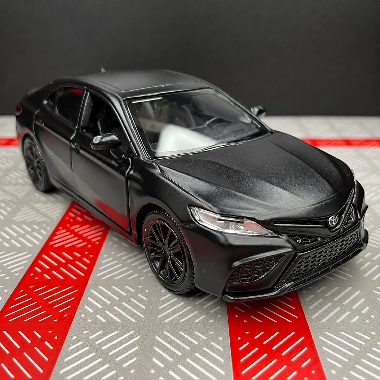 Toyota 2017 Camry XV70 matowy 1:36 – model odlewany z odlewem