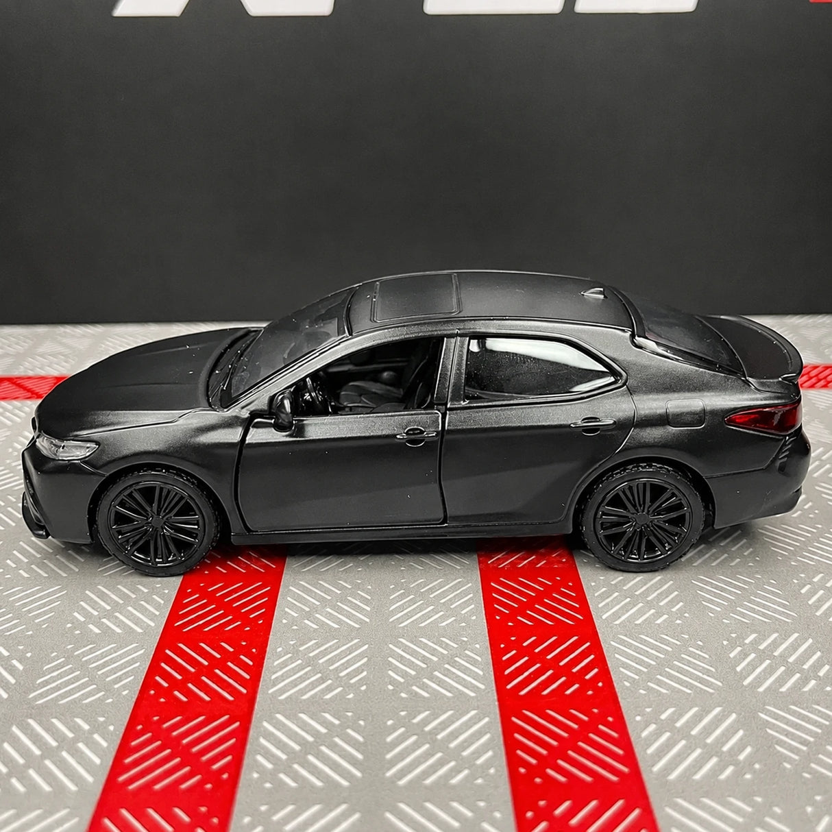 Toyota 2017 Camry XV70 matowy 1:36 – model odlewany z odlewem