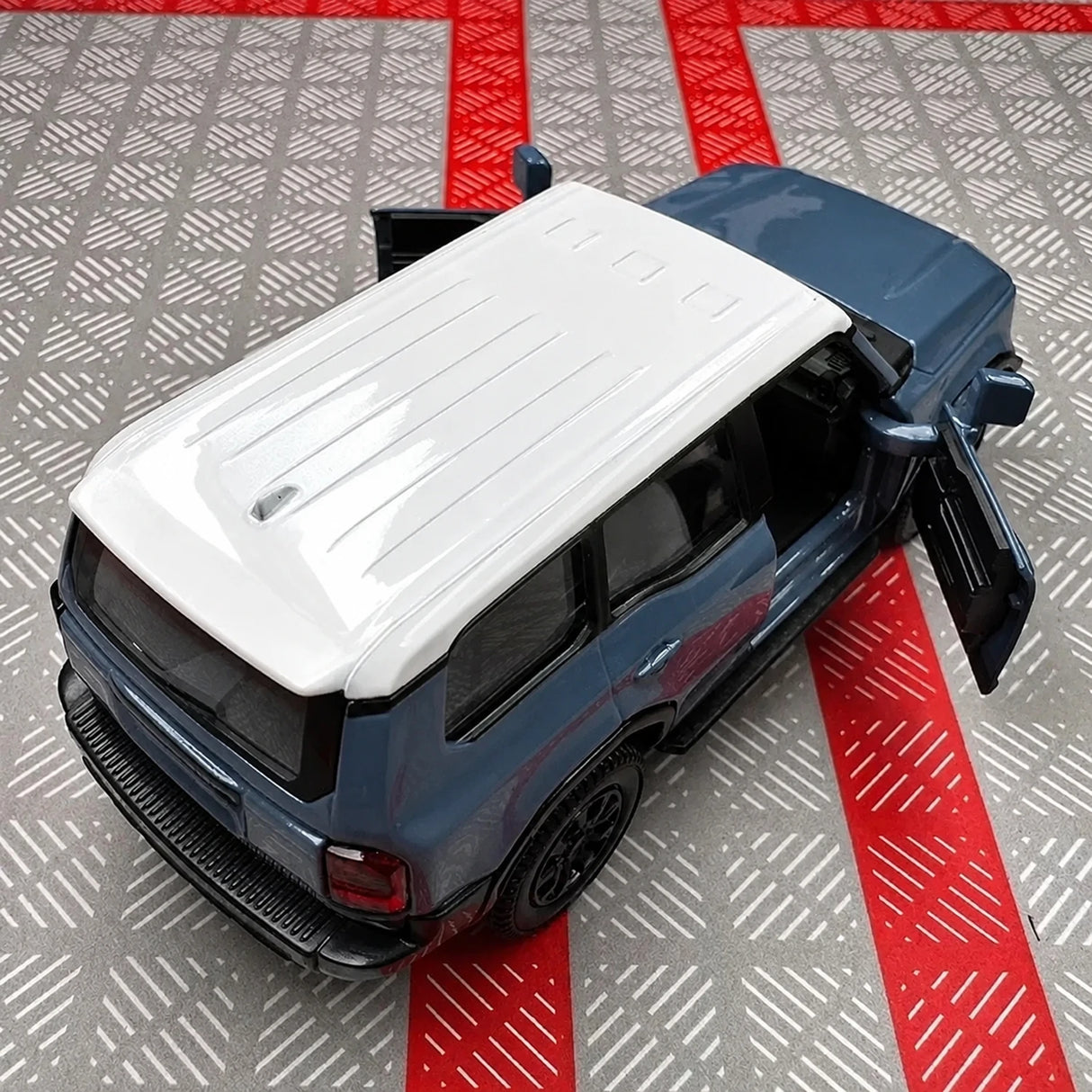 Toyota 2023 Land Cruiser J250 Blue 1:36 – Model wyświetlacza odlewany z odlewu