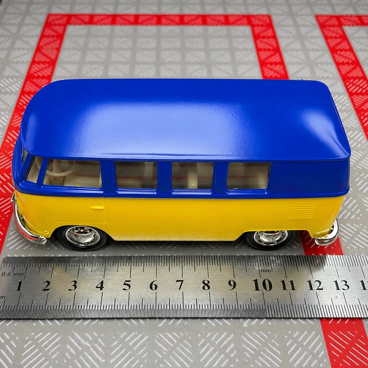 Volkswagen 1963 T1 Żółto-niebieski 1:36 – model wyświetlacza odlewany z odlewu