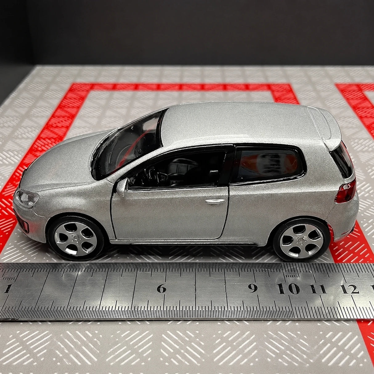Volkswagen 2010 Golf GTI Silver 1:36 – Diecast Display Model Die-Cast