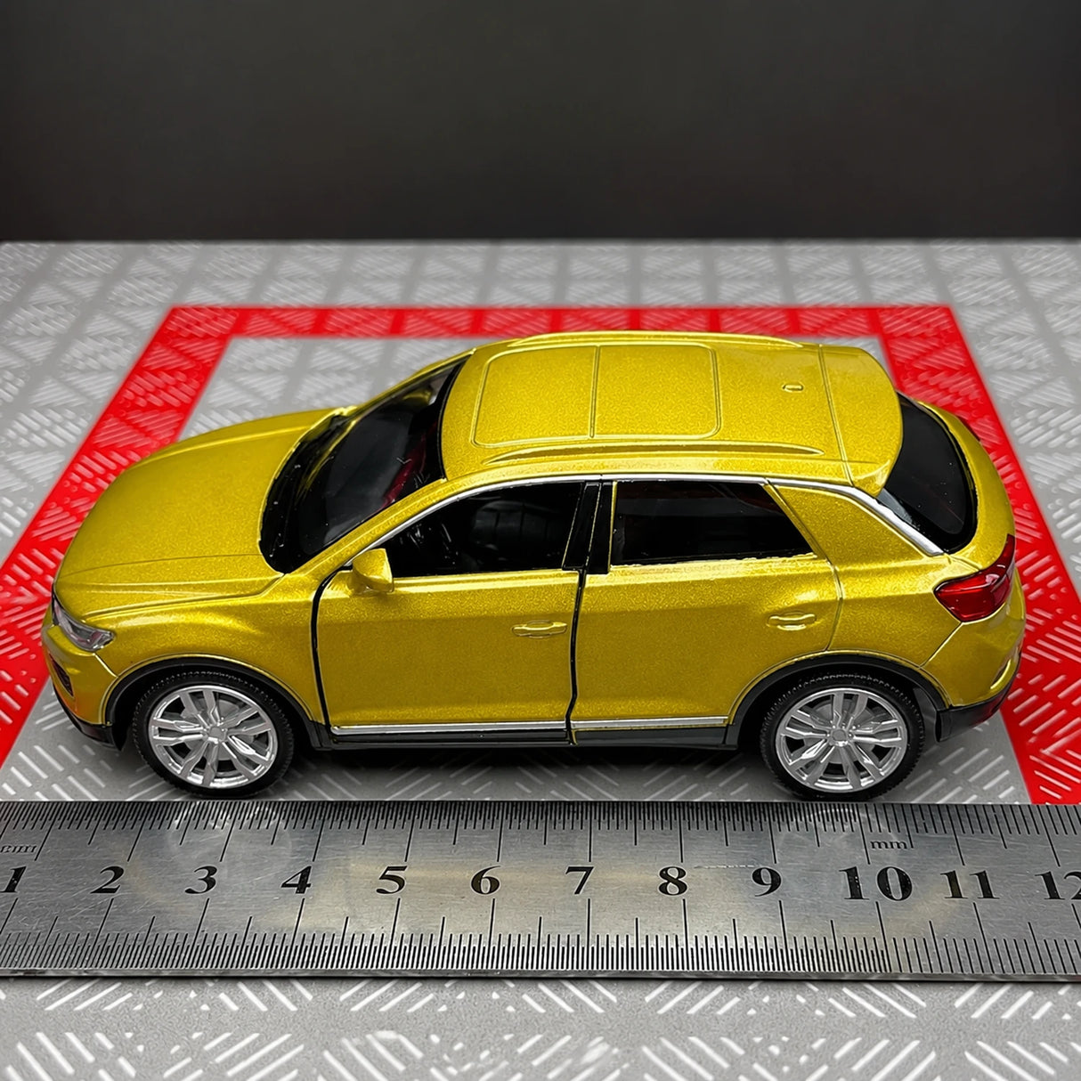 Volkswagen 2020 T-Roc Gold 1:36 – Diecast Display Model Die-Cast
