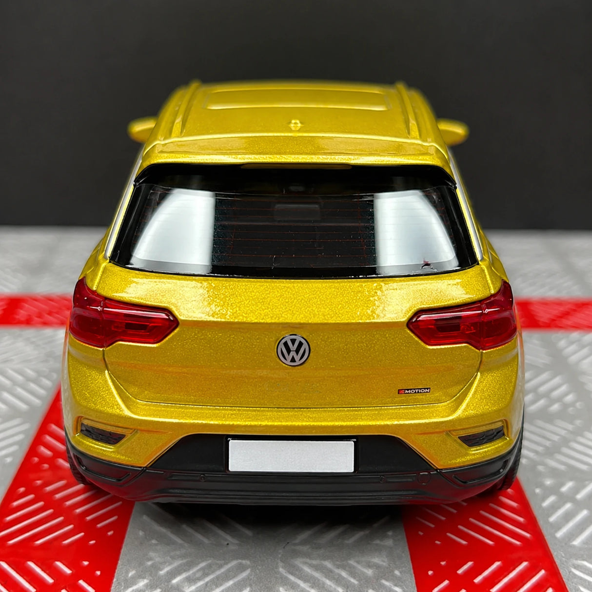 Volkswagen 2020 T-Roc Gold 1:36 – Diecast Display Model Die-Cast
