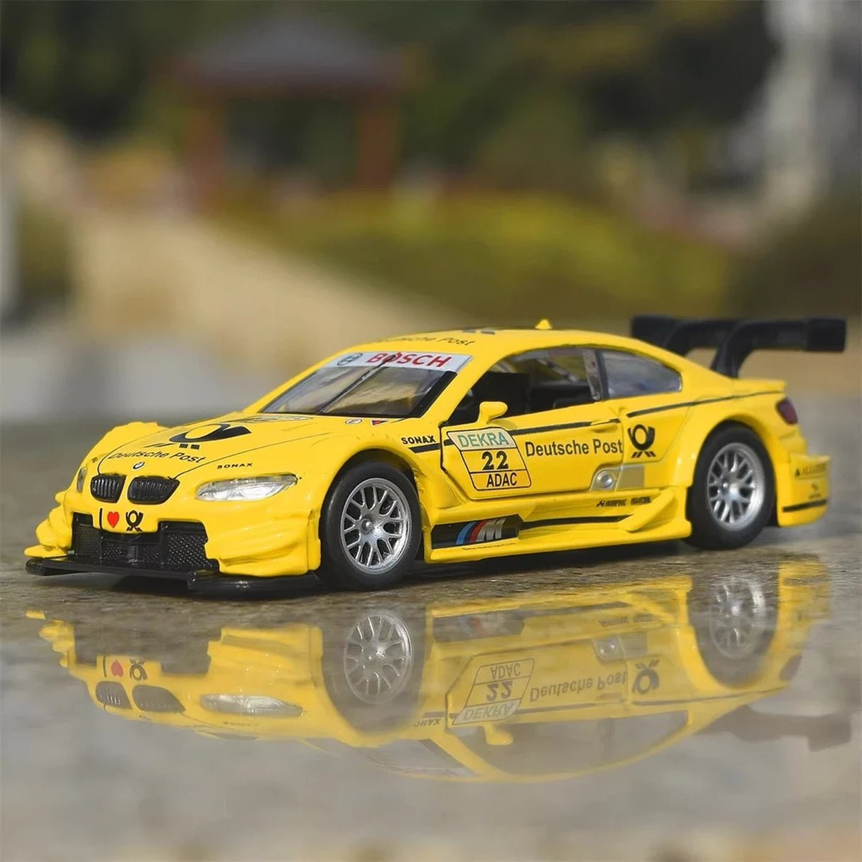 BMW 2012 E92 M3 DTM Deutsche Post #22 1:42 valumalli - näkymä 1