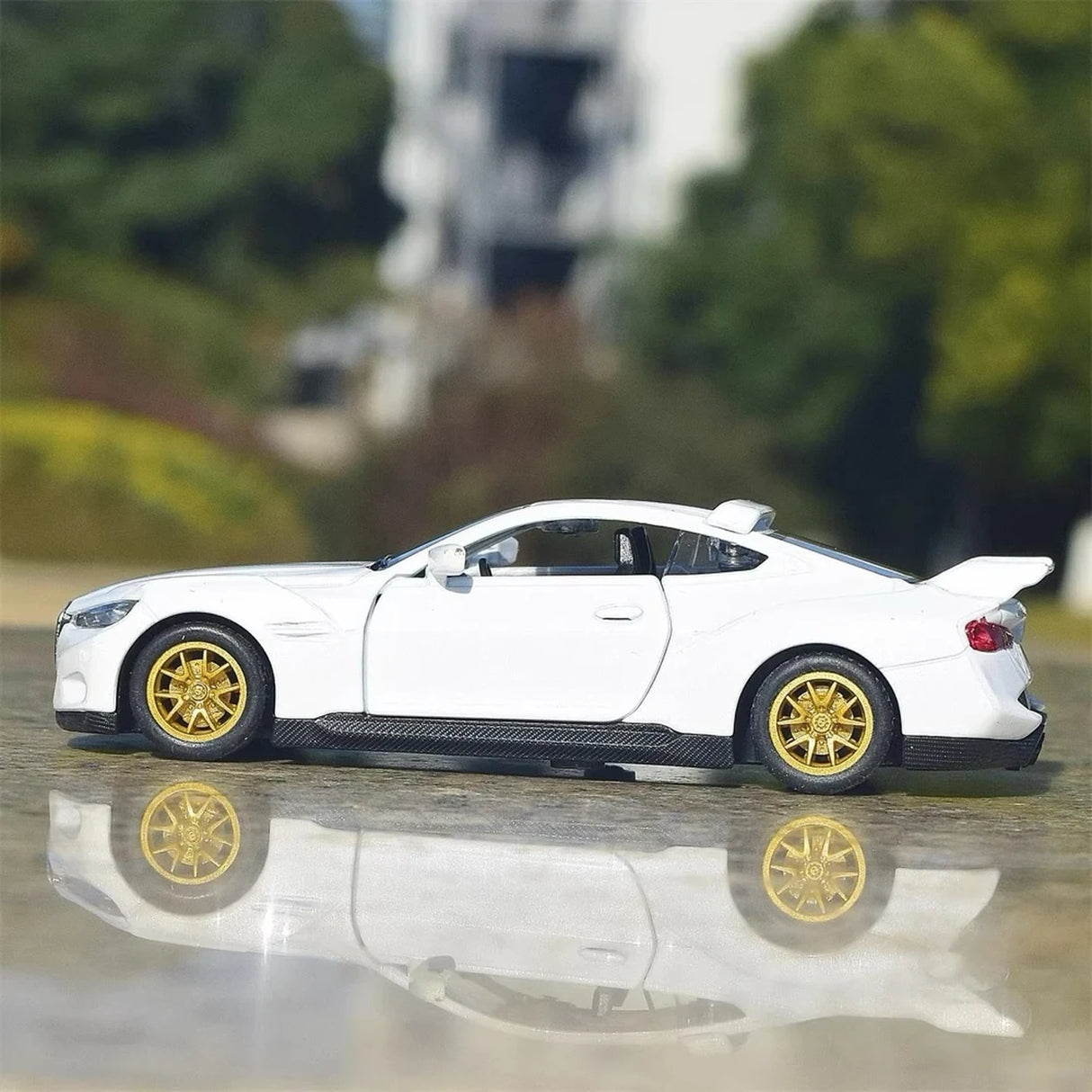 BMW 2022 G82 M4 3.0 CSL White 1:42 – model wyświetlacza odlewanego