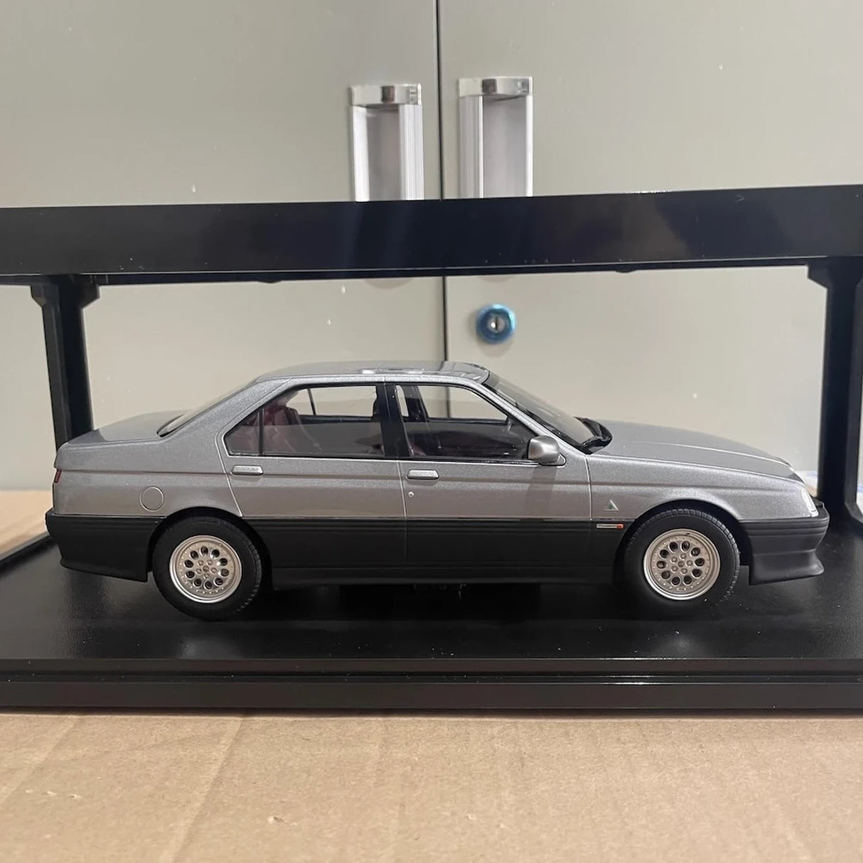 Triple9 Alfa Romeo 1994 164 Q4 prateado 1:18 – modelo de coleção em metal fundido