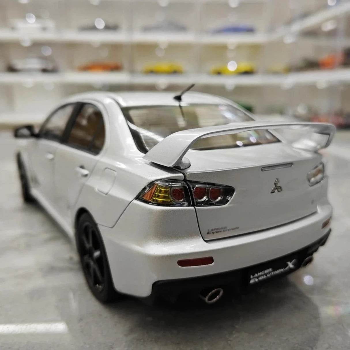 VIAT Mitsubishi 2008 Lancer Evo X Metallic Silver 1:18 – Sammelobjekt aus Druckguss
