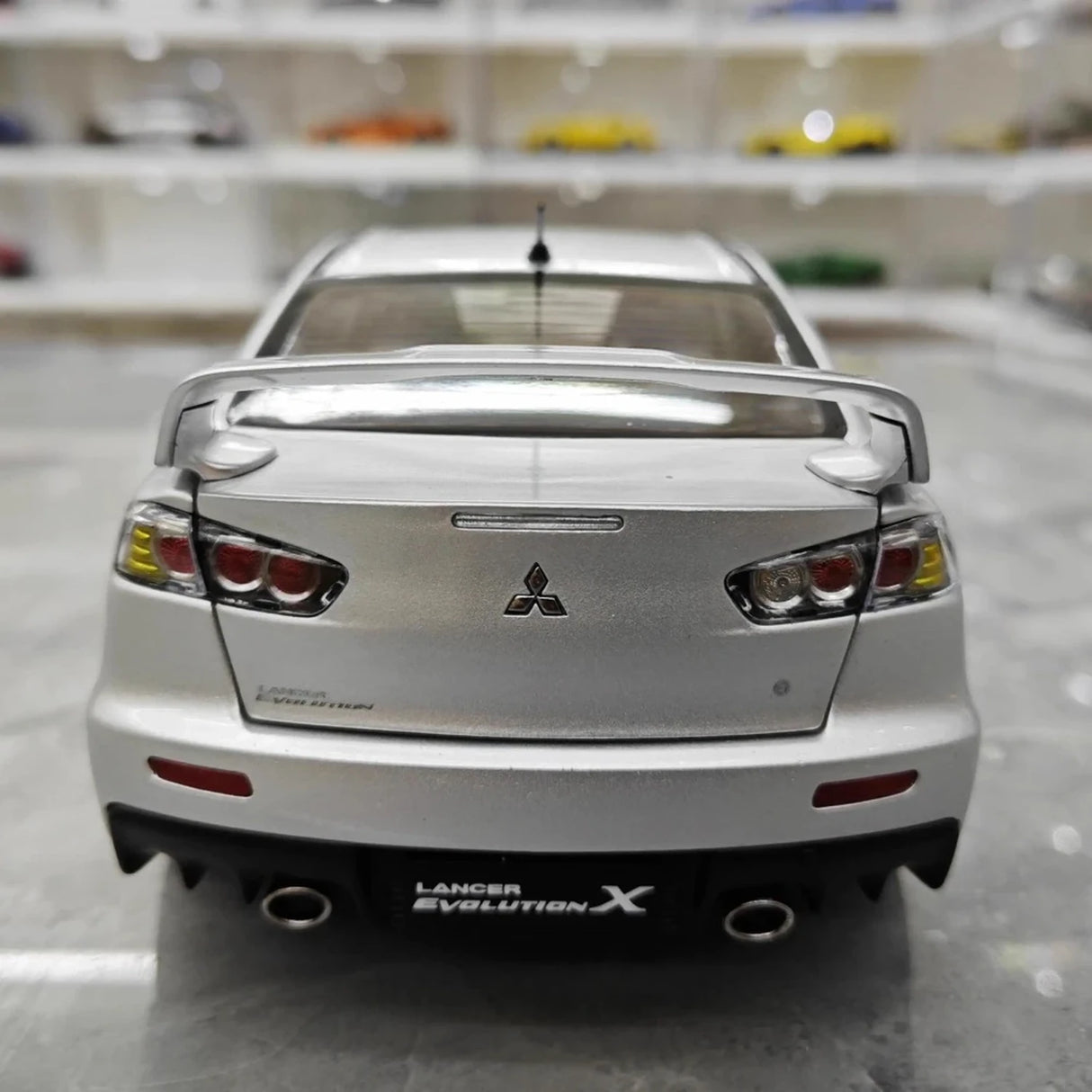 VIAT Mitsubishi 2008 Lancer Evo X Metallic Silver 1:18 – Sammelobjekt aus Druckguss