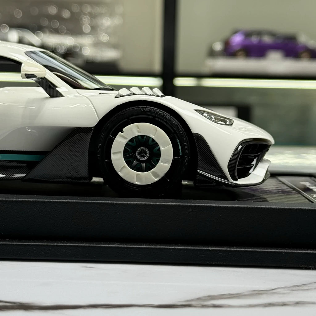VIP Mercedes-AMG 2022 ONE Glow Edition White 1:18 – راتنج نموذجي قابل للجمع