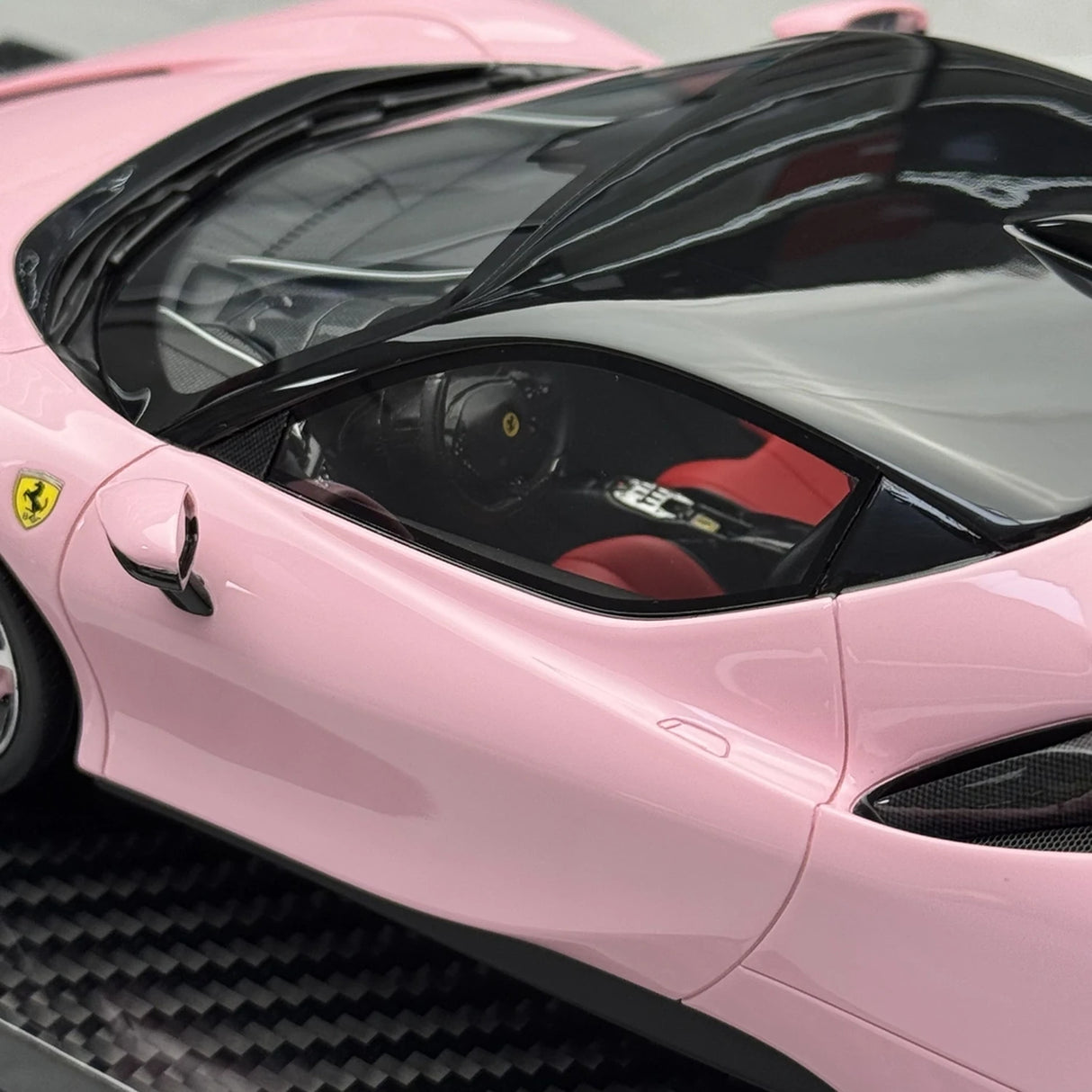 Fahrzeugkunst Ferrari 2019 SF90 Stradale Pink 1:18 – Sammelobjekt-Resin-Modellharz