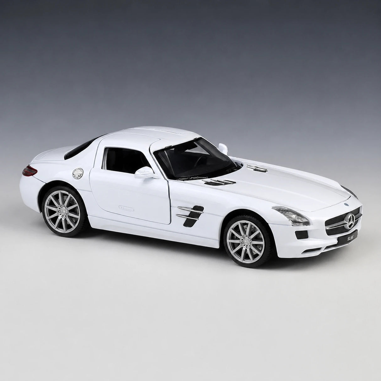 Welly Mercedes–AMG 2010 SLS weiße 1:24 – Druckguss-Display-Modell aus Druckguss