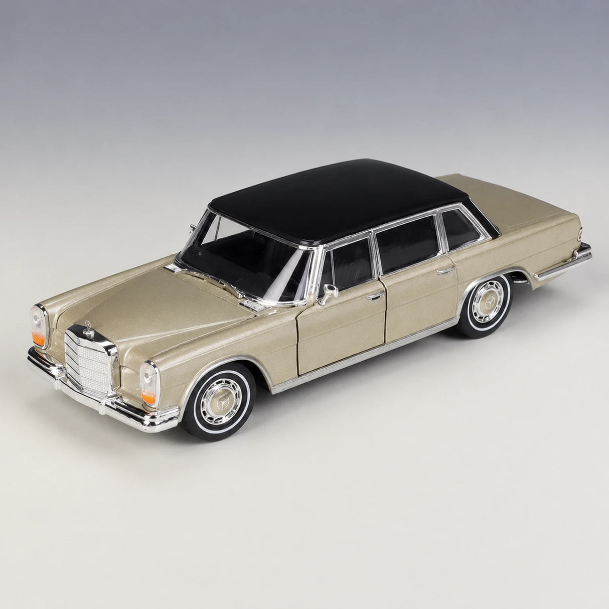 Welly Mercedes-Benz 1963 600 Gold 1:24 – Diecast Display Model Die-Cast