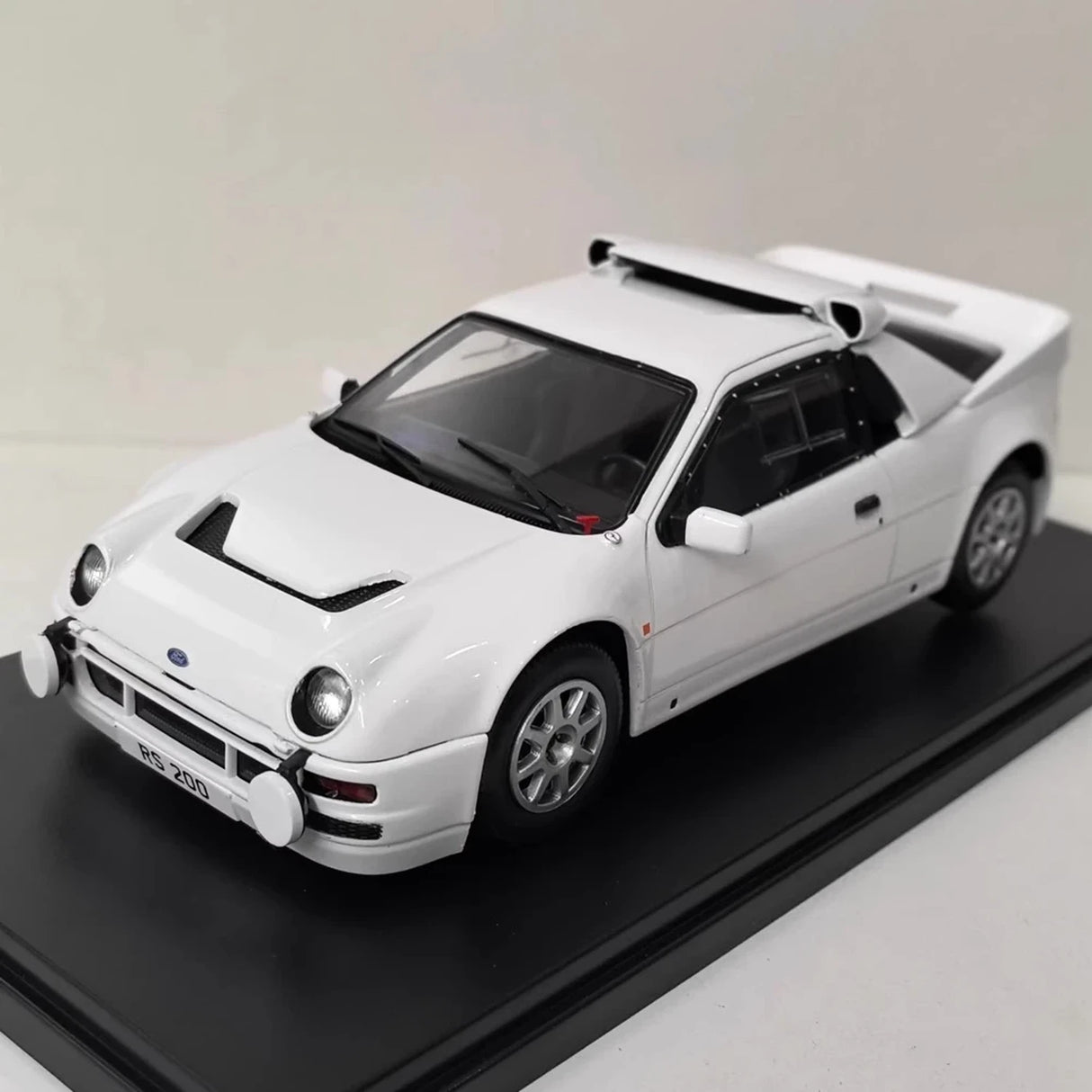 WHITEBOX Ford 1986 RS200 White 1:24 – Collectible Diecast Model Die-Cast