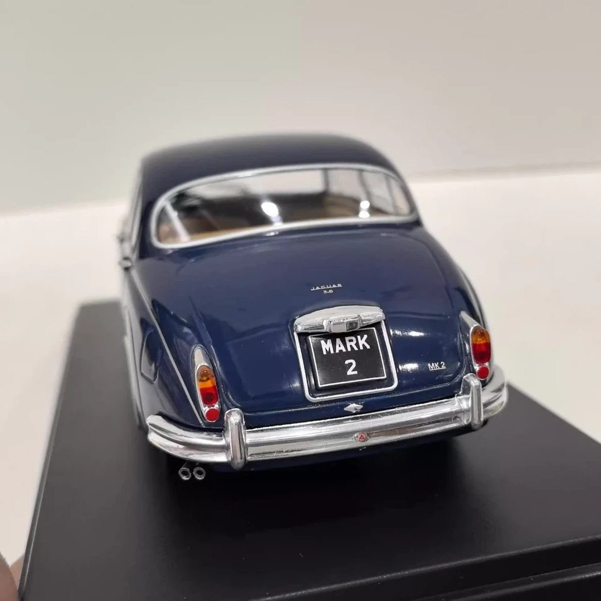 WHITEBOX Jaguar 1960 مارك 2 بلو 1:24 – نموذج معدني قابل للجمع مصبوب.