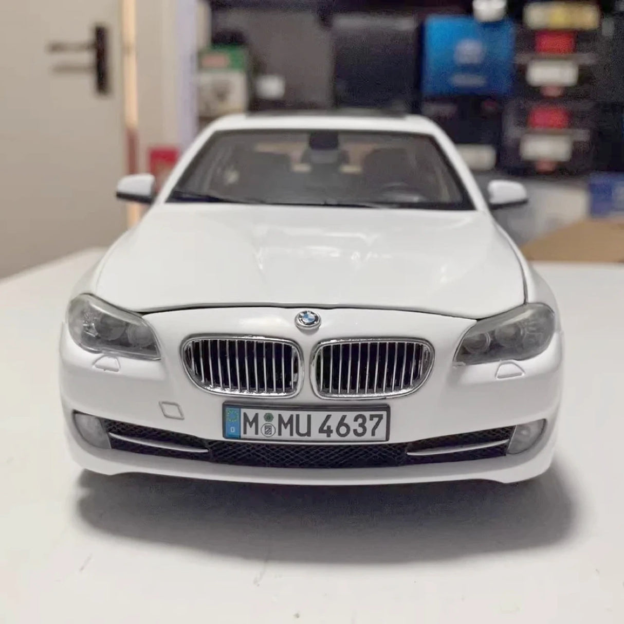 Welly BMW 2010 F10 535i أبيض 1:18 – نموذج عرض معدني مصبوب