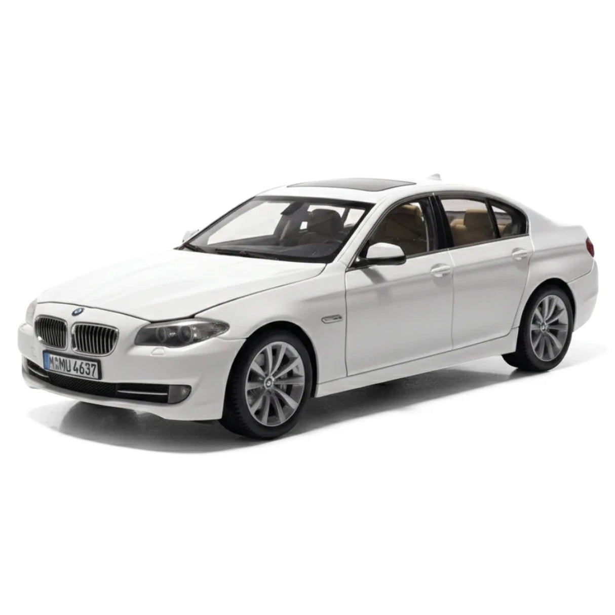 Welly BMW 2010 F10 535i أبيض 1:18 – نموذج عرض معدني مصبوب
