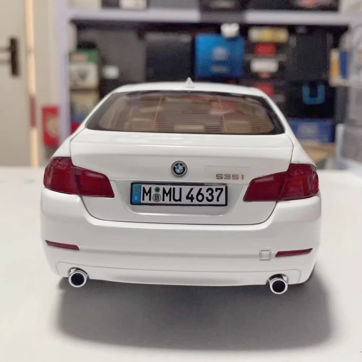 Welly BMW 2010 F10 535i أبيض 1:18 – نموذج عرض معدني مصبوب