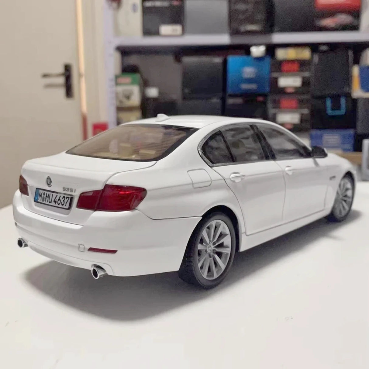 Welly BMW 2010 F10 535i أبيض 1:18 – نموذج عرض معدني مصبوب