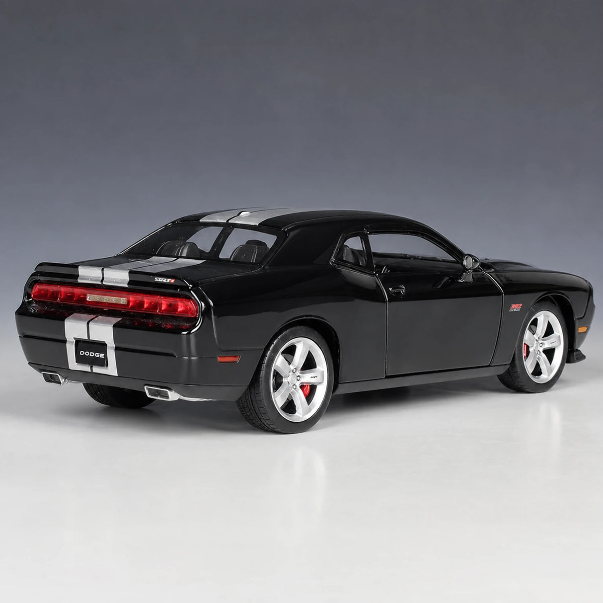 Welly Dodge 2012 Challenger SRT Glossy Black 1:24 – Diecast Display Model Die-Cast