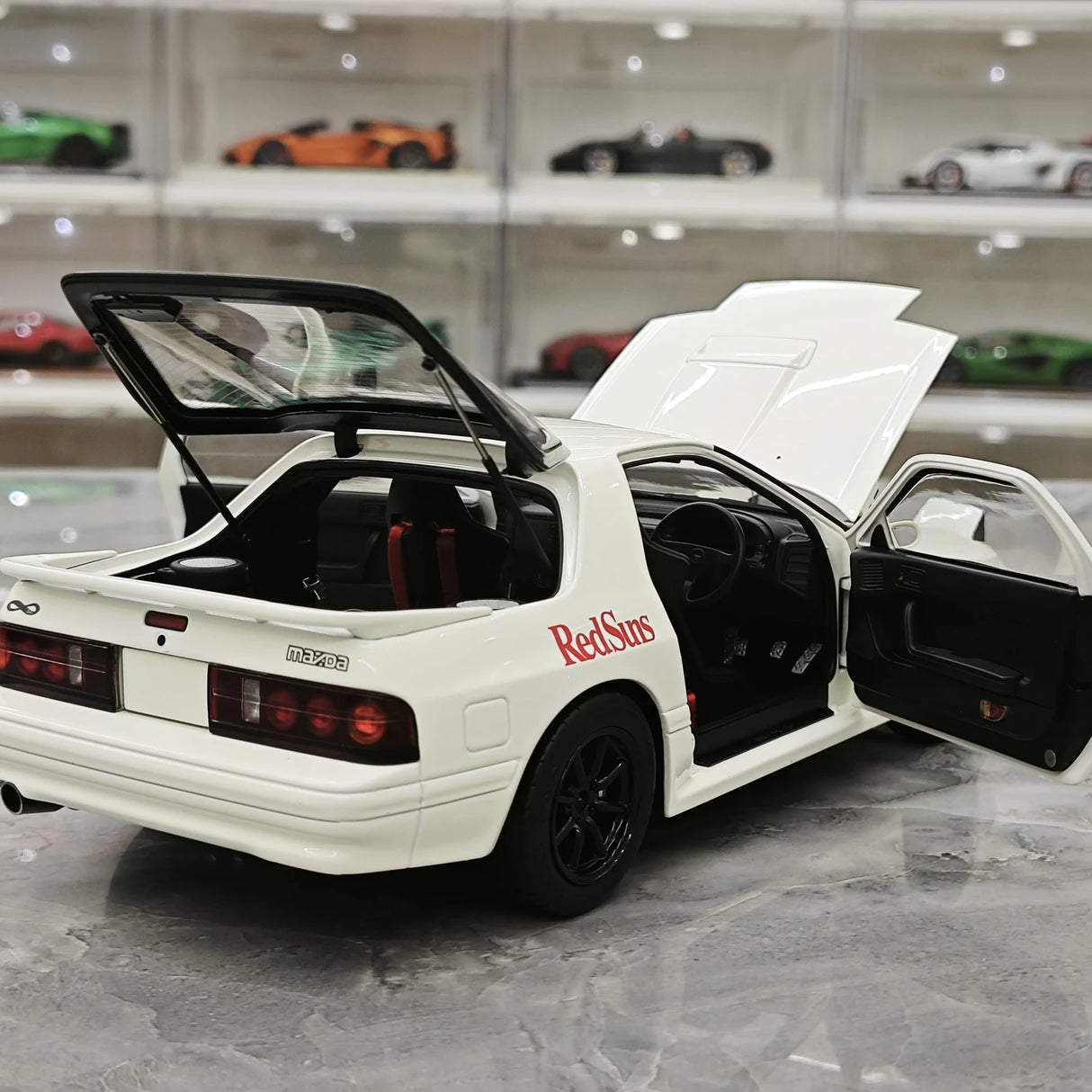 ويلارت Mazda 1985 سافانا RX-7 FC3S إنفيني وايت 1:18 – نموذج معدني قابل للجمع مصبوب.