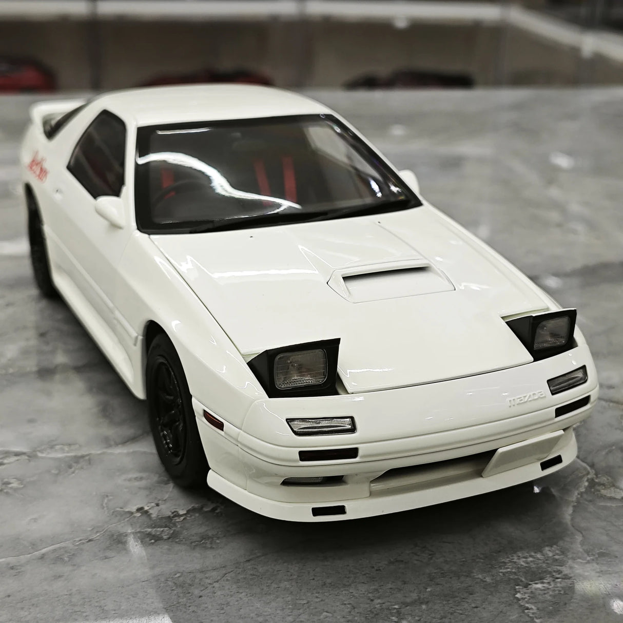 ويلارت Mazda 1985 سافانا RX-7 FC3S إنفيني وايت 1:18 – نموذج معدني قابل للجمع مصبوب.