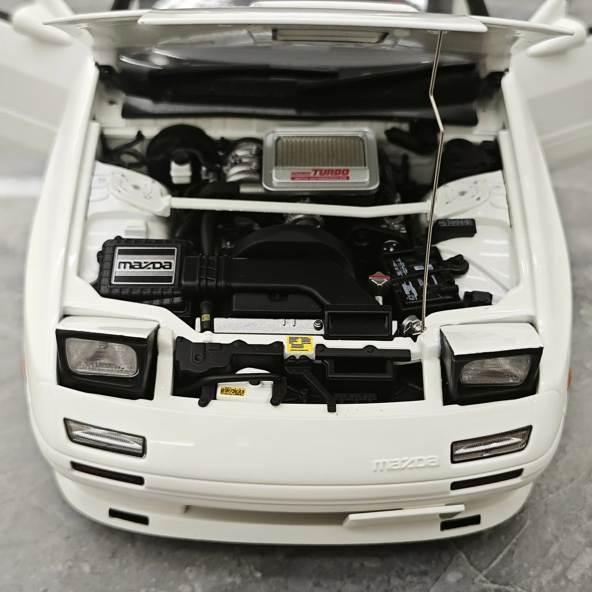 ويلارت Mazda 1985 سافانا RX-7 FC3S إنفيني وايت 1:18 – نموذج معدني قابل للجمع مصبوب.