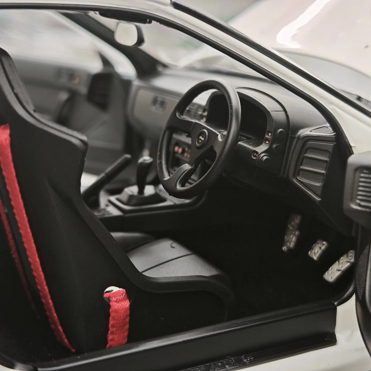 ويلارت Mazda 1985 سافانا RX-7 FC3S إنفيني وايت 1:18 – نموذج معدني قابل للجمع مصبوب.