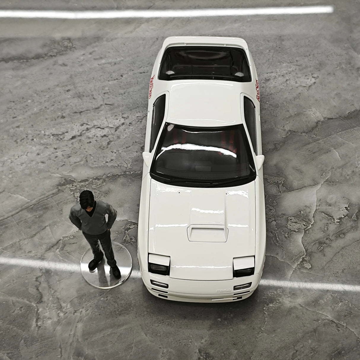 ويلارت Mazda 1985 سافانا RX-7 FC3S إنفيني وايت 1:18 – نموذج معدني قابل للجمع مصبوب.