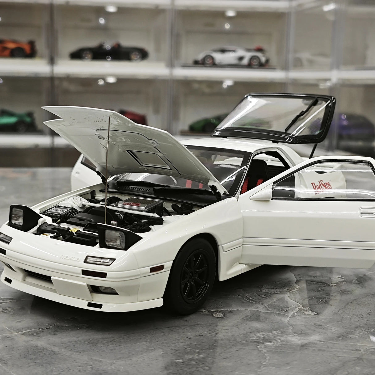 ويلارت Mazda 1985 سافانا RX-7 FC3S إنفيني وايت 1:18 – نموذج معدني قابل للجمع مصبوب.