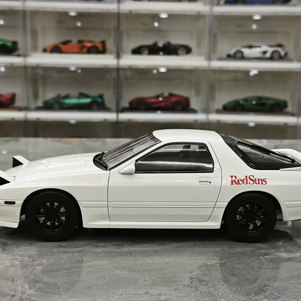 ويلارت Mazda 1985 سافانا RX-7 FC3S إنفيني وايت 1:18 – نموذج معدني قابل للجمع مصبوب.