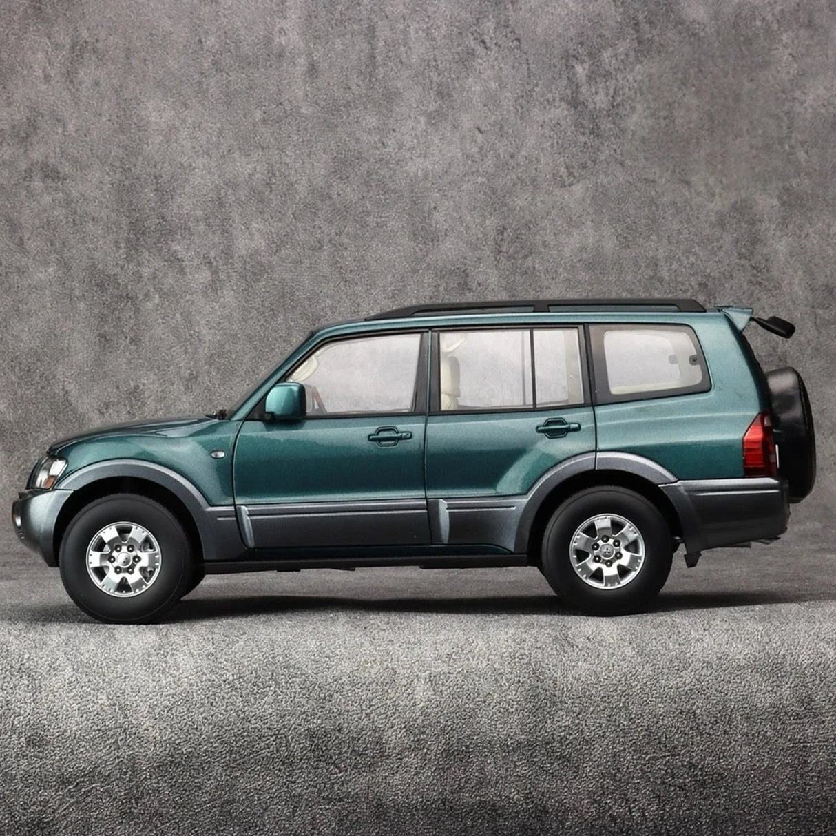 YC Mitsubishi 1999 Pajero V73 Green 1:18 – Sammelobjekt-Druckgussmodell in Druckguss