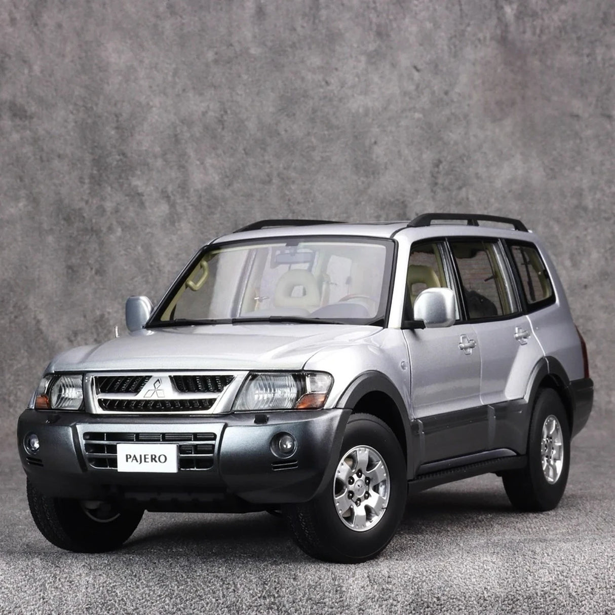 YC Mitsubishi 1999 Pajero V73 Silver 1:18 – Keräilyesineitä valuvalumalleja