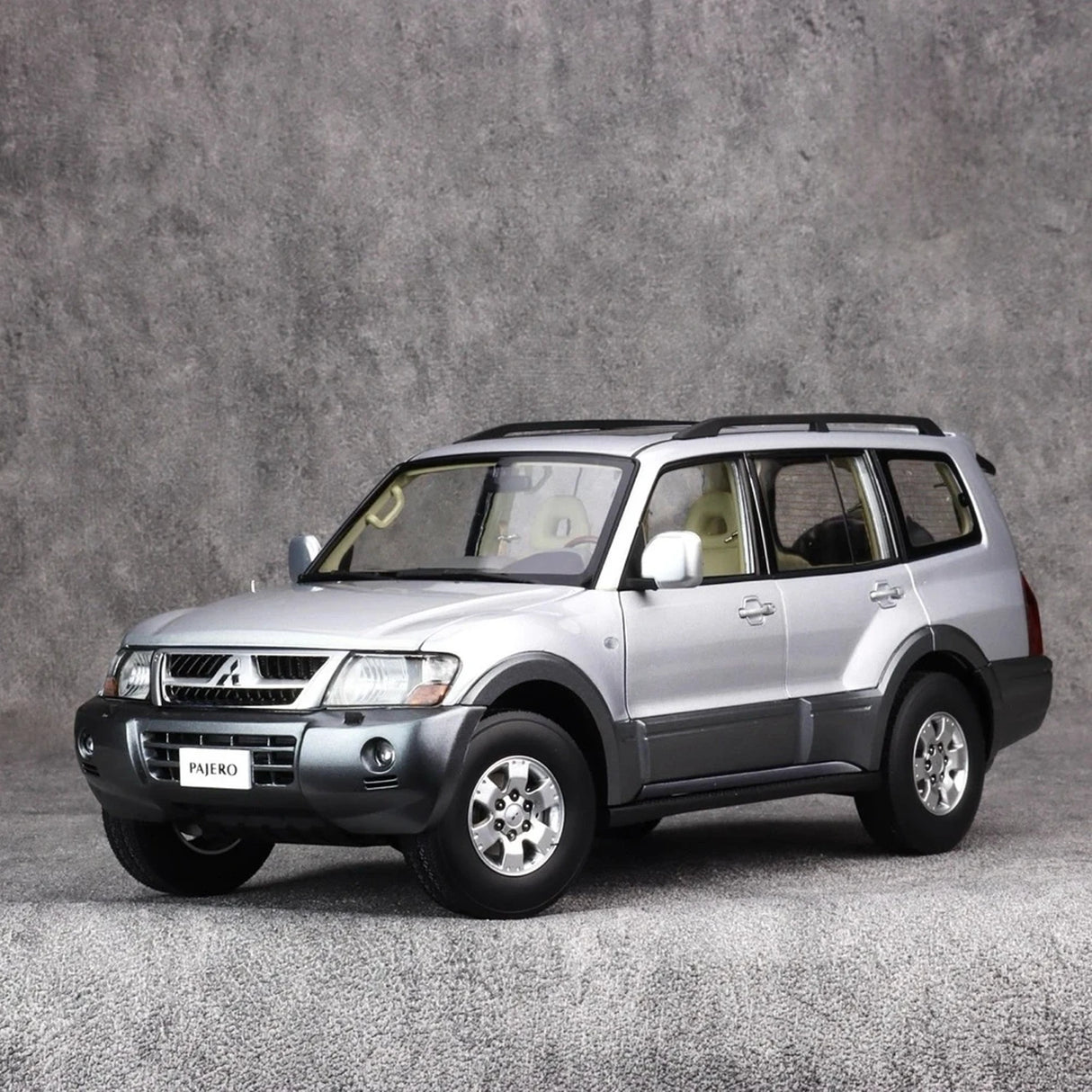 YC Mitsubishi 1999 Pajero V73 Silver 1:18 – Keräilyesineitä valuvalumalleja