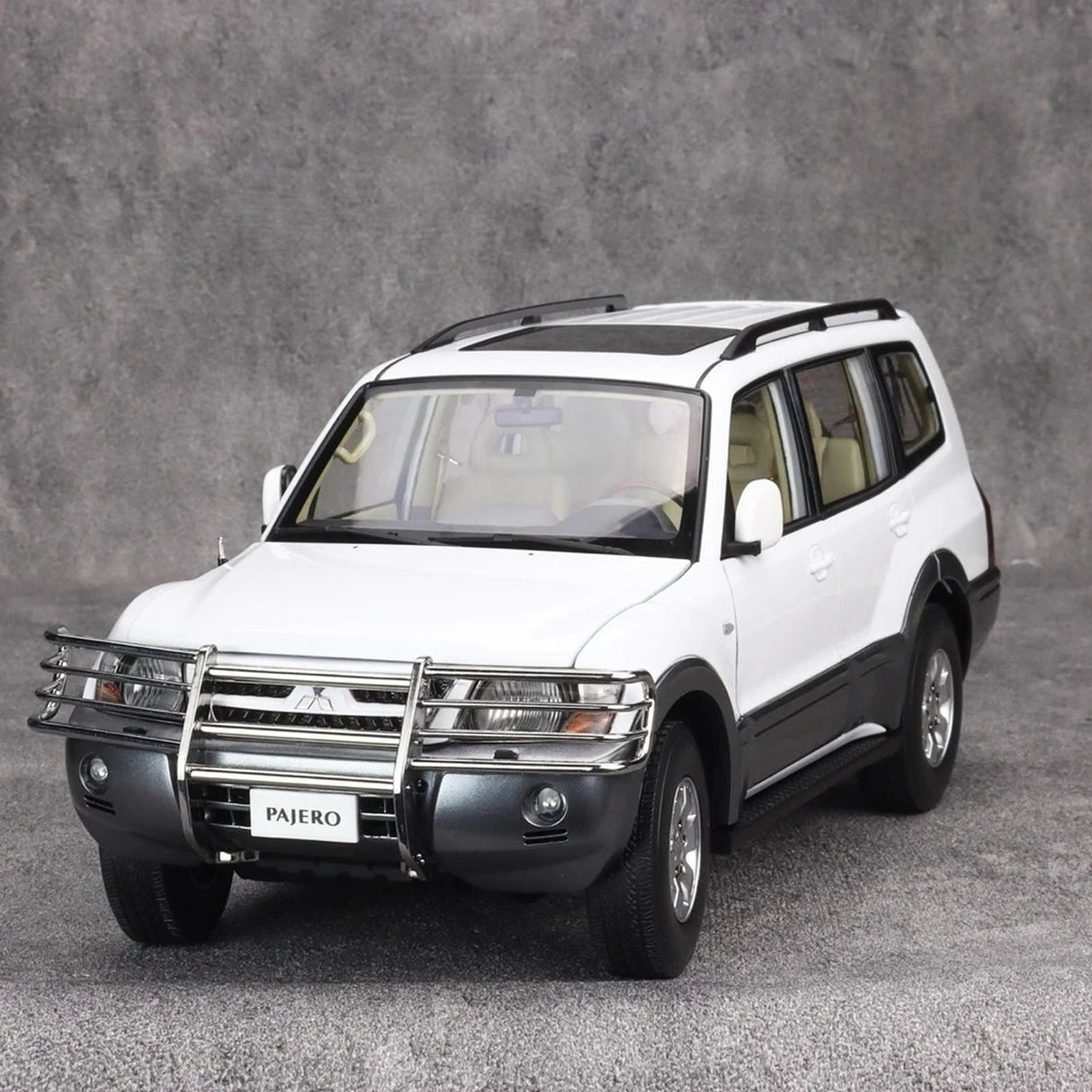 YC Mitsubishi 1999 Pajero V73 White 1:18 – Collectible Diecast Model Die-Cast