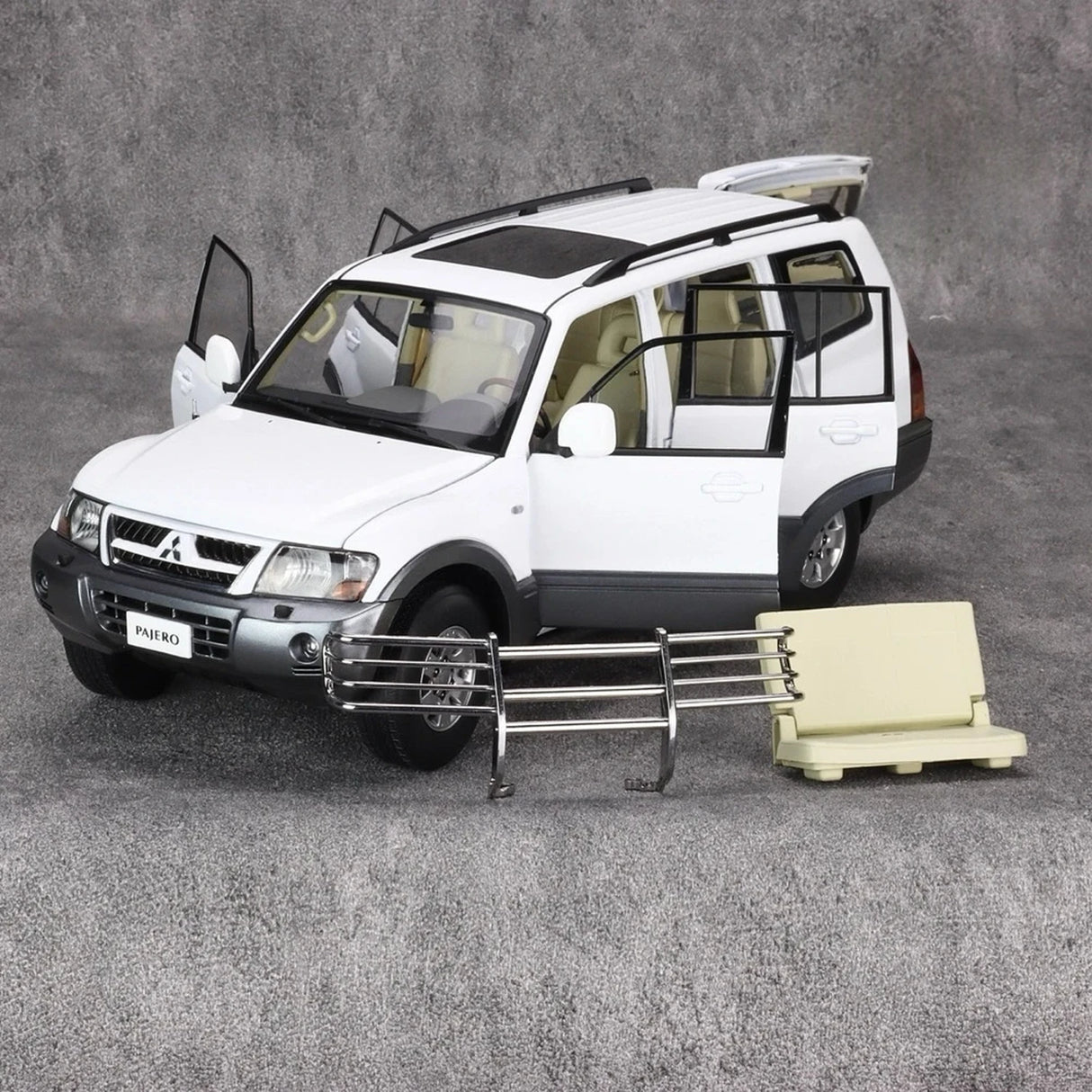 YC Mitsubishi 1999 Pajero V73 White 1:18 – Collectible Diecast Model Die-Cast