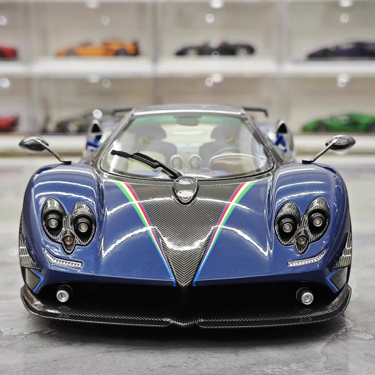 Almost Real Pagani 2010 Zonda Tri-Colore 1:18 – Keräilyvalmisteinen valumalli